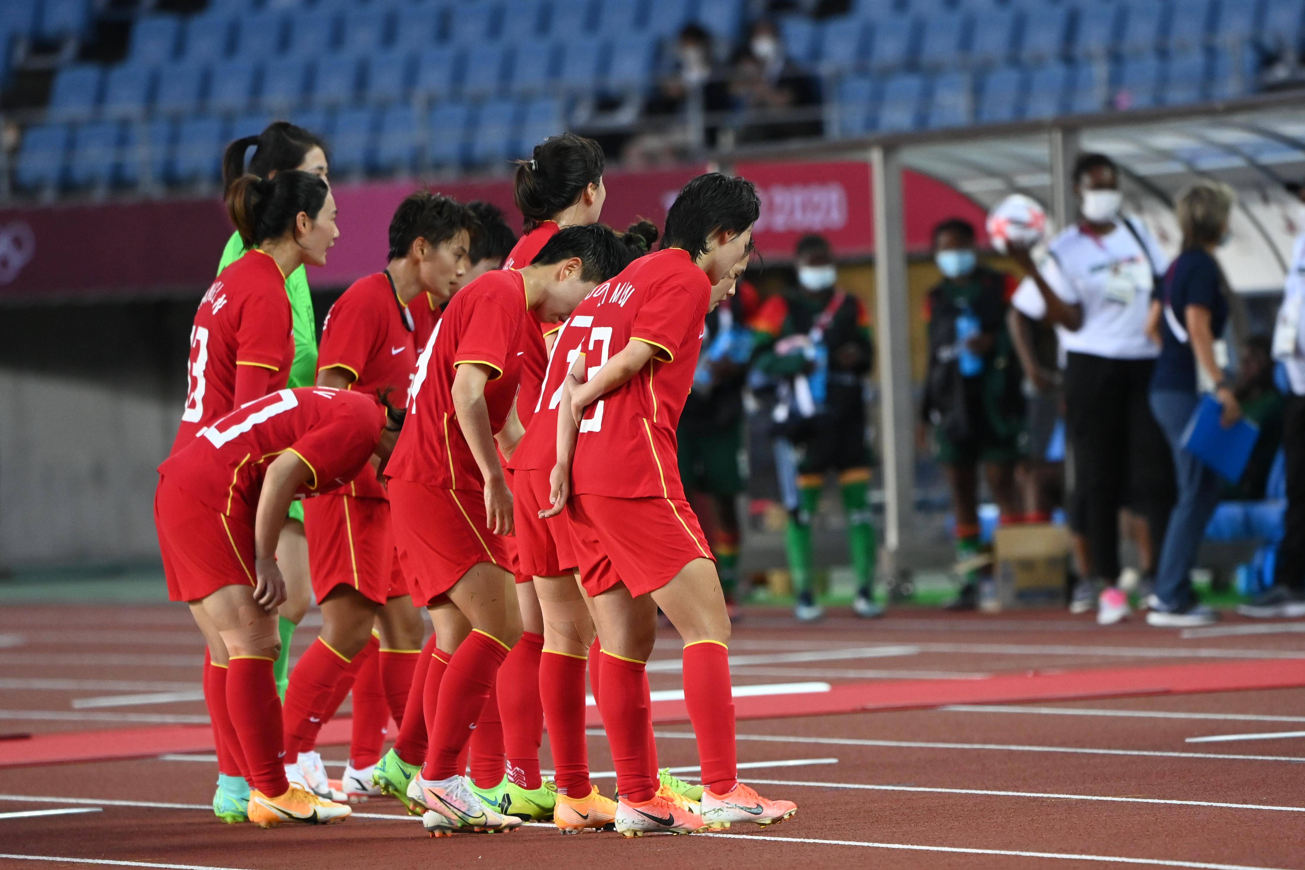 包含女足比赛选手风采展露，活动吸引众多观众的词条