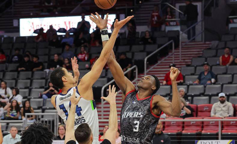 -精彩比赛中球员表现抢眼，帮助球队获胜