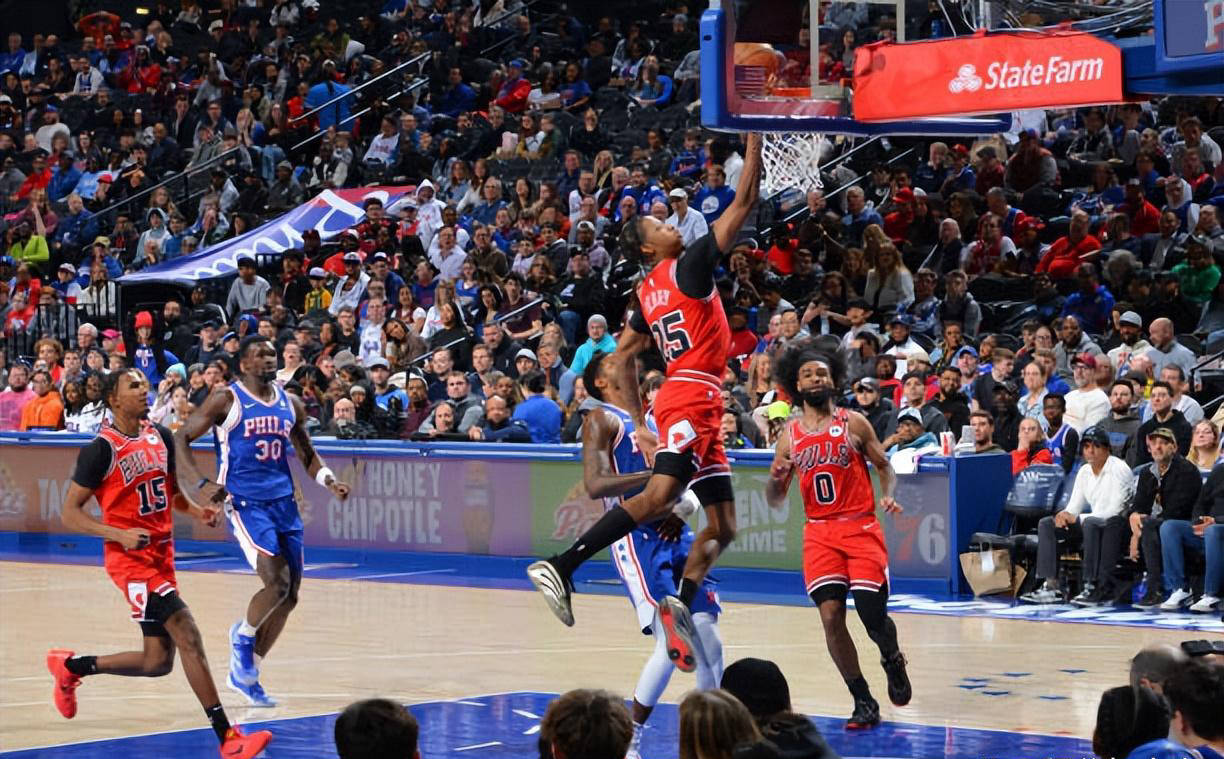 精彩比赛中球员表现抢眼，帮助球队获胜