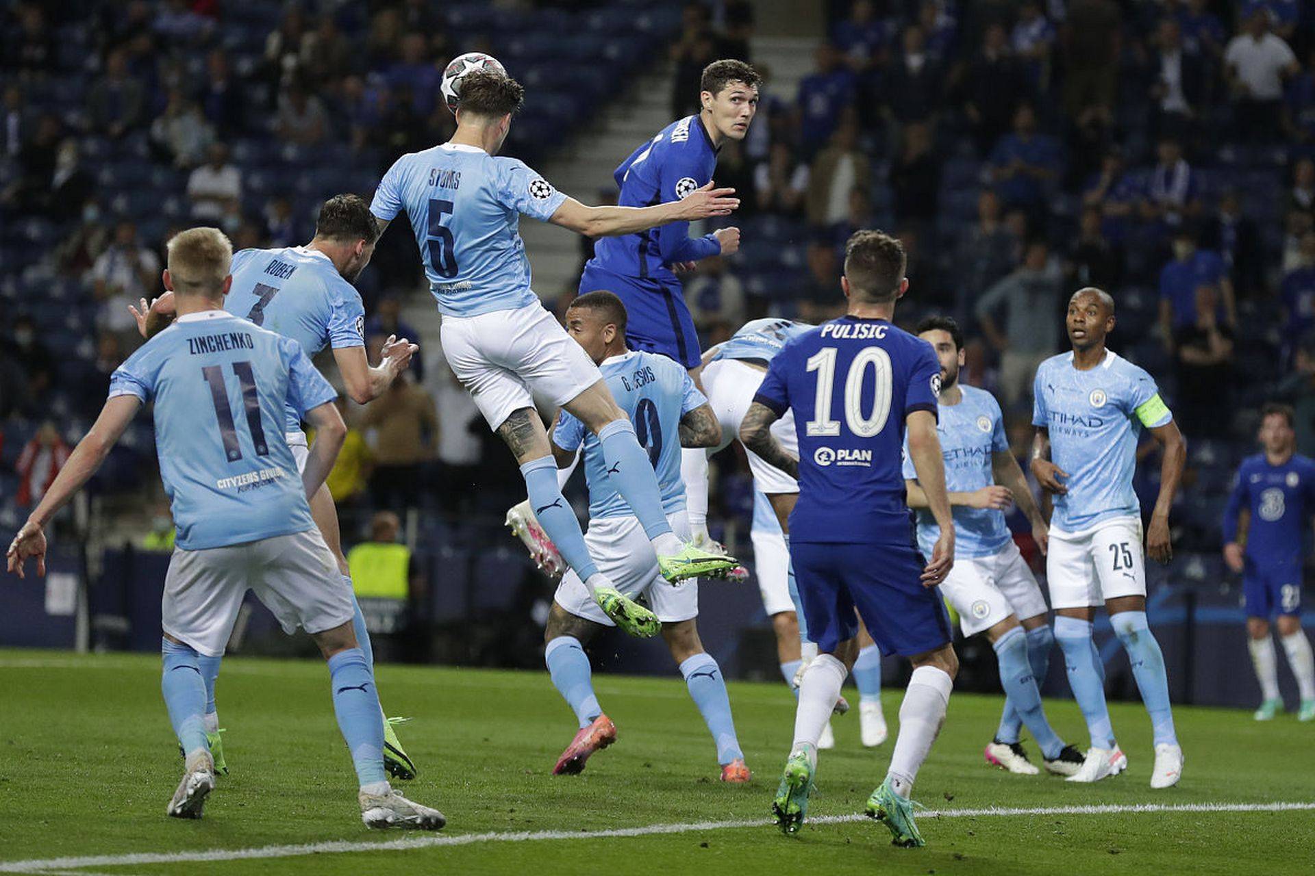 法兰克福与曼联对决，主场全力以赴争夺胜利