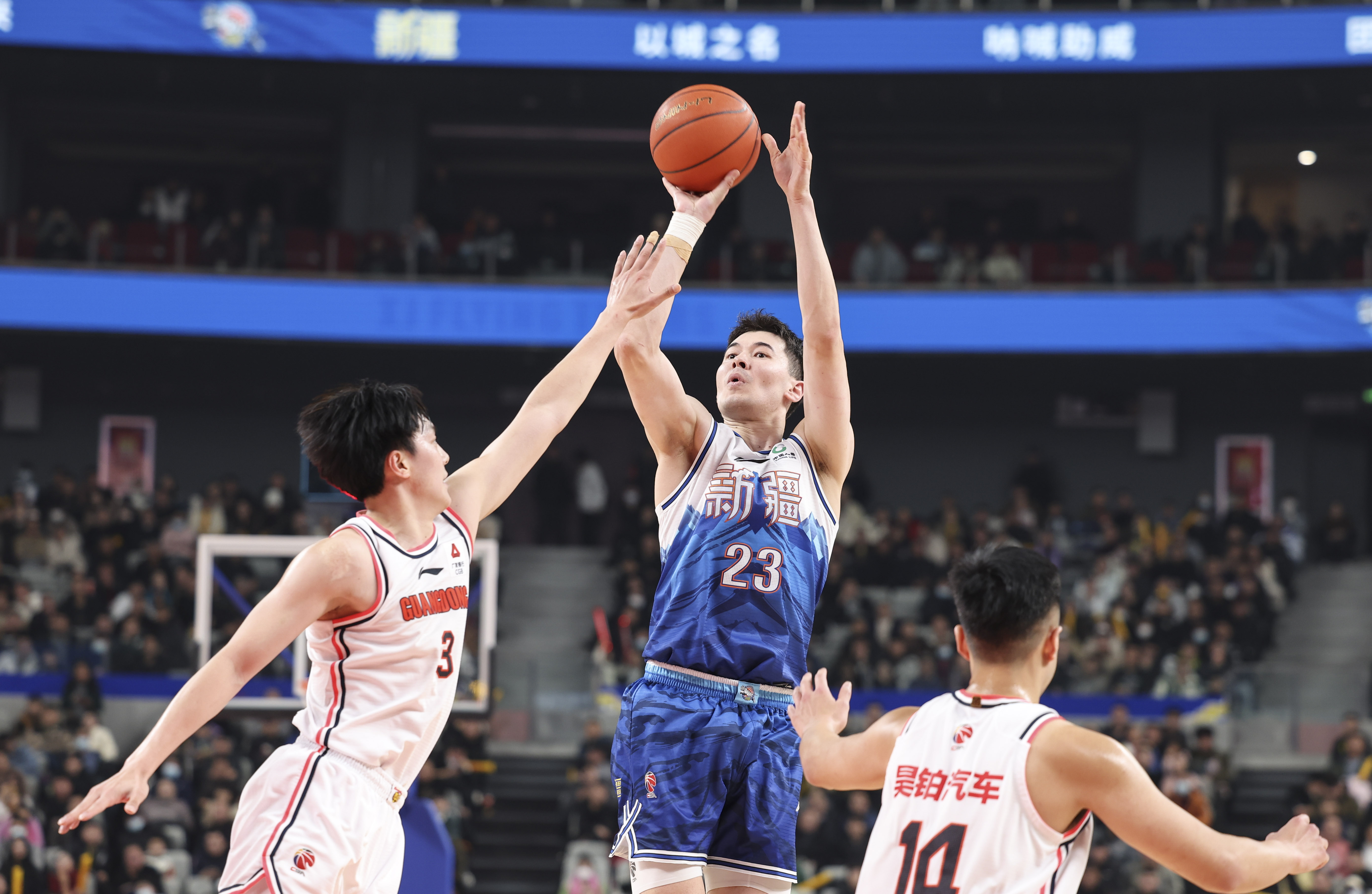 天津队力克浙江队，挺进前列