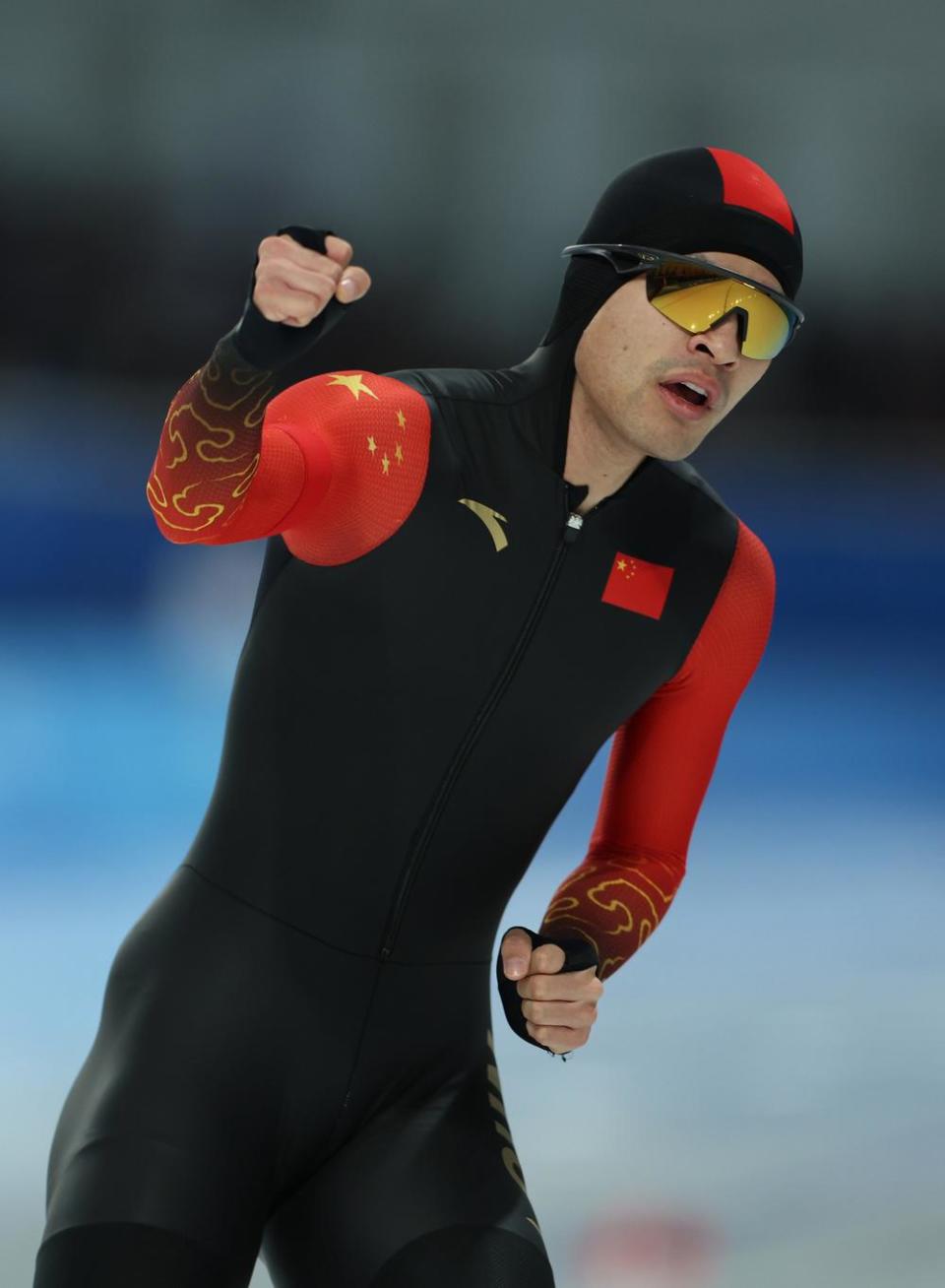 突尼斯运动员在自由滑冰比赛中夺得金牌