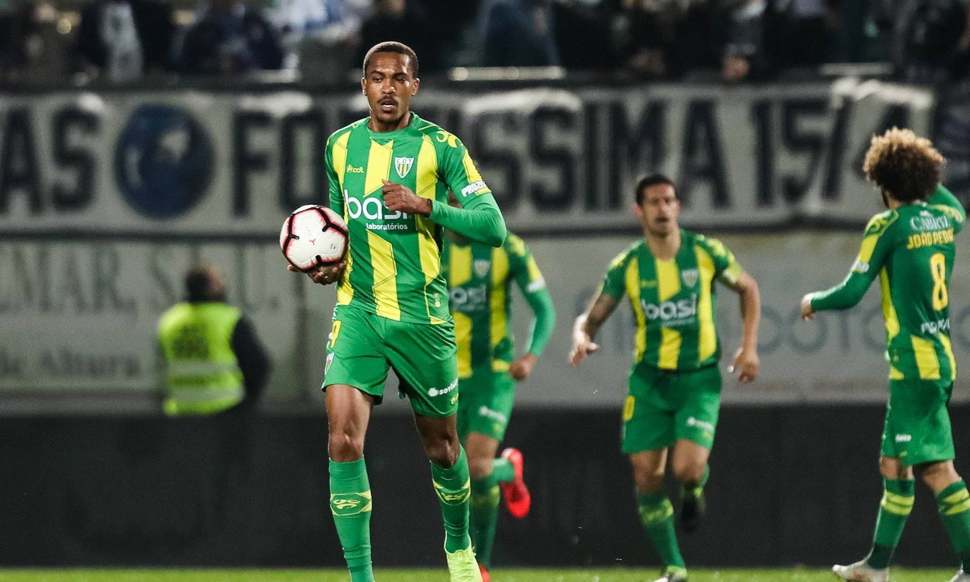 -多特蒙德队主教练大胆试验新战术，备战关键比赛的简单介绍