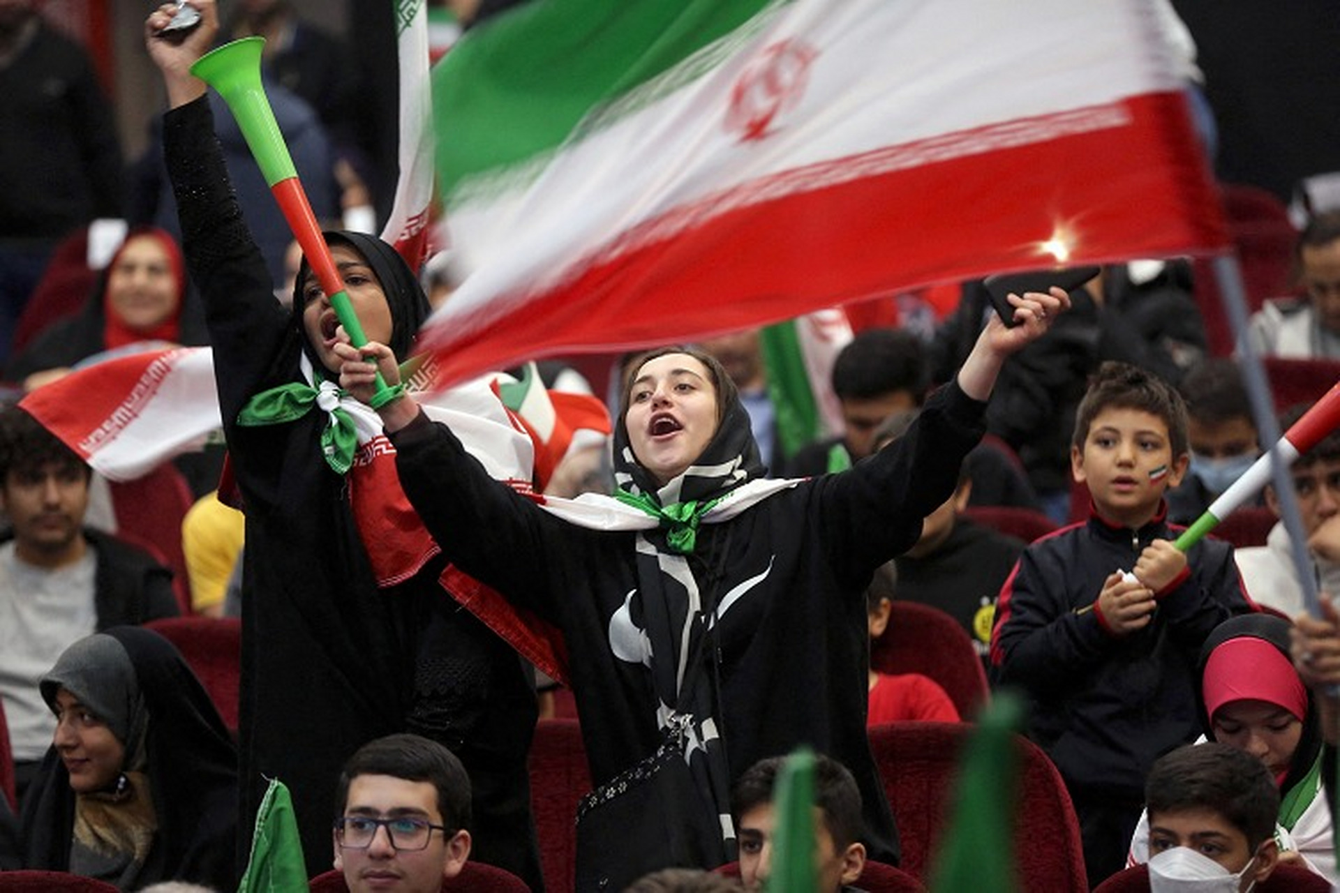 包含伊朗篮球赛事将上演惊天大战，吸引众多球迷的词条