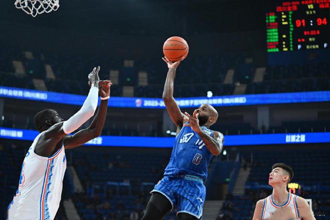 -四川男篮遭遇困难，努力拼搏争取胜利