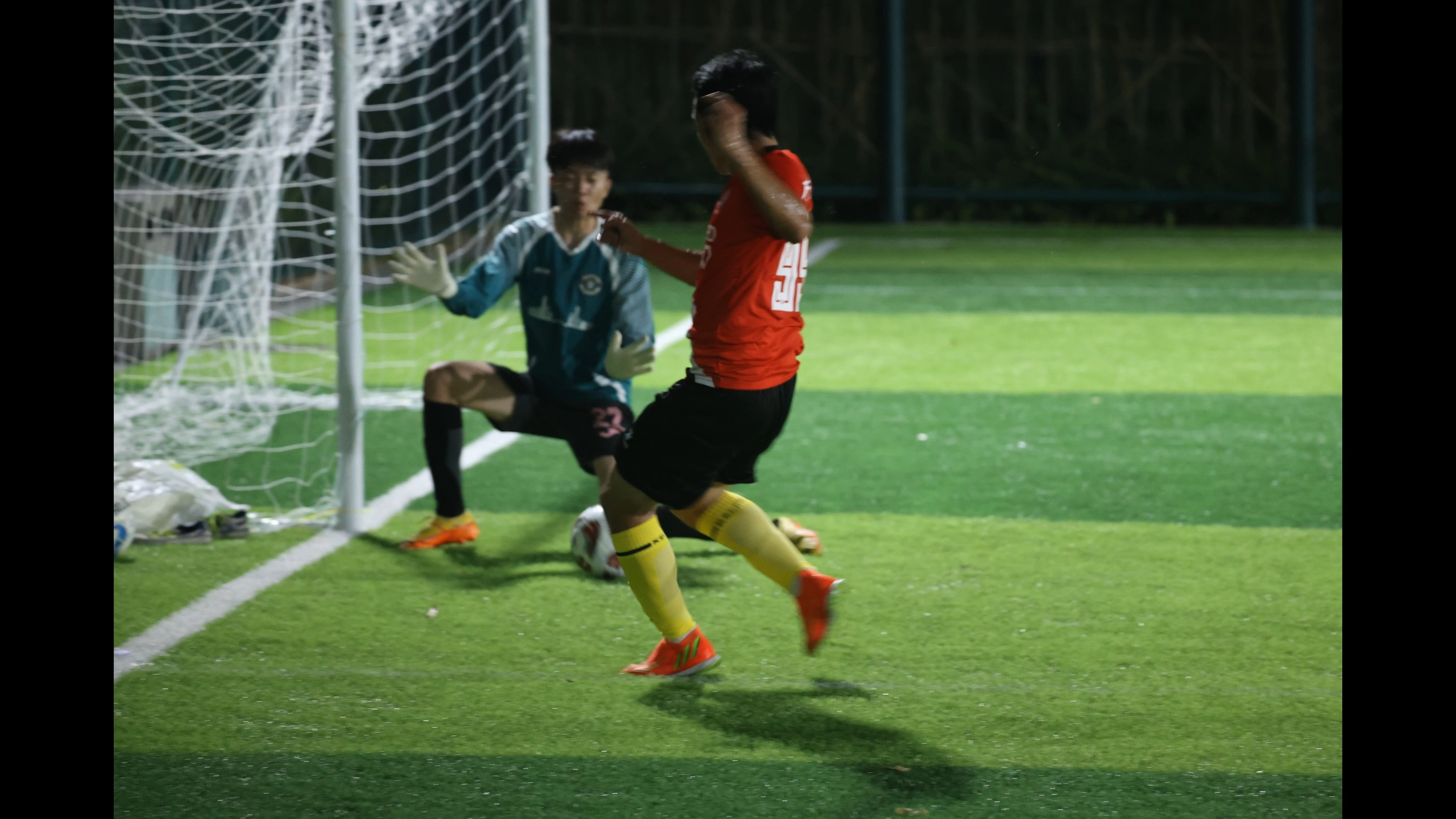 -足球赛场上的精彩瞬间，激情燃烧全场的简单介绍