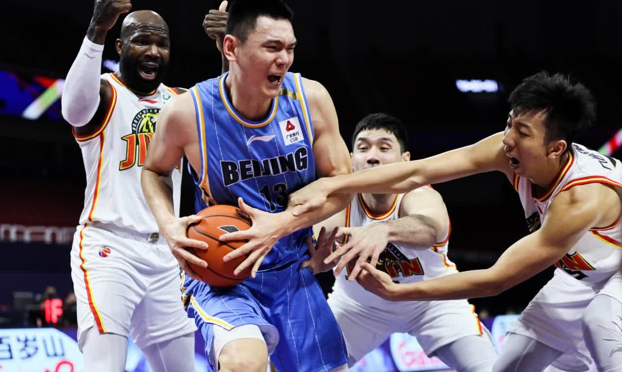 重庆队在客场以微弱差距输给吉林队