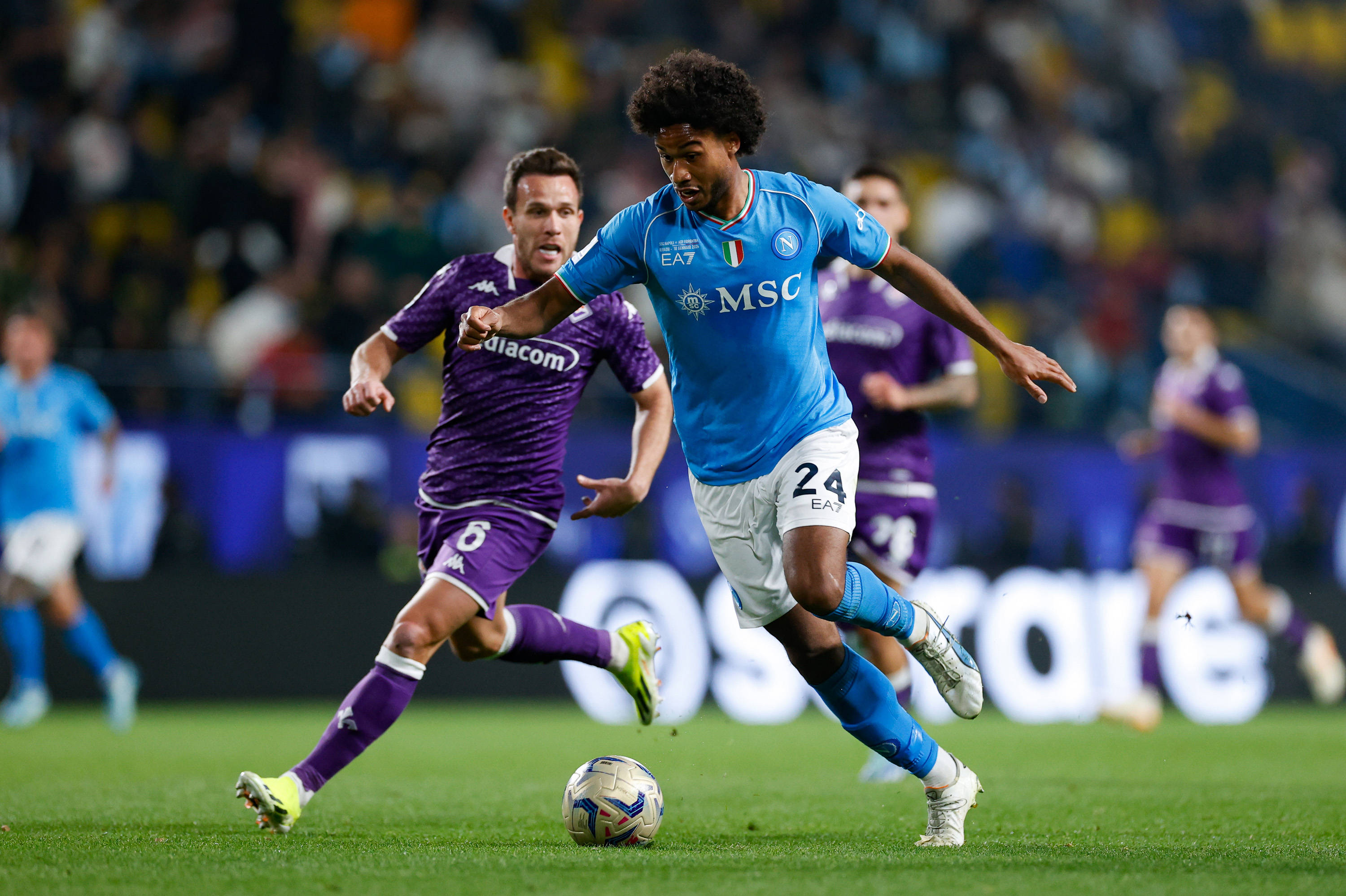 热刺客场大胜，继续追赶领头羊