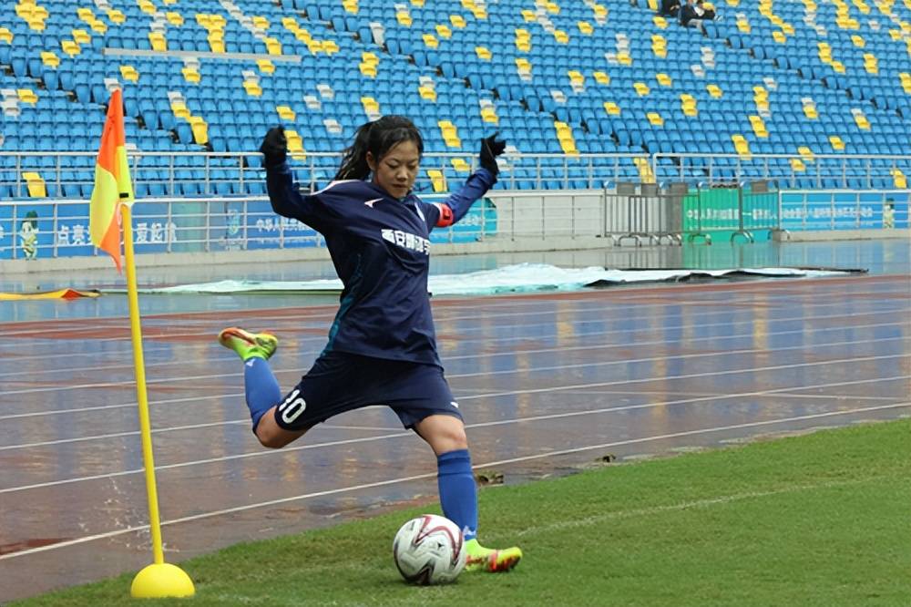 大连女足全员突围，再次登上亚军领奖台