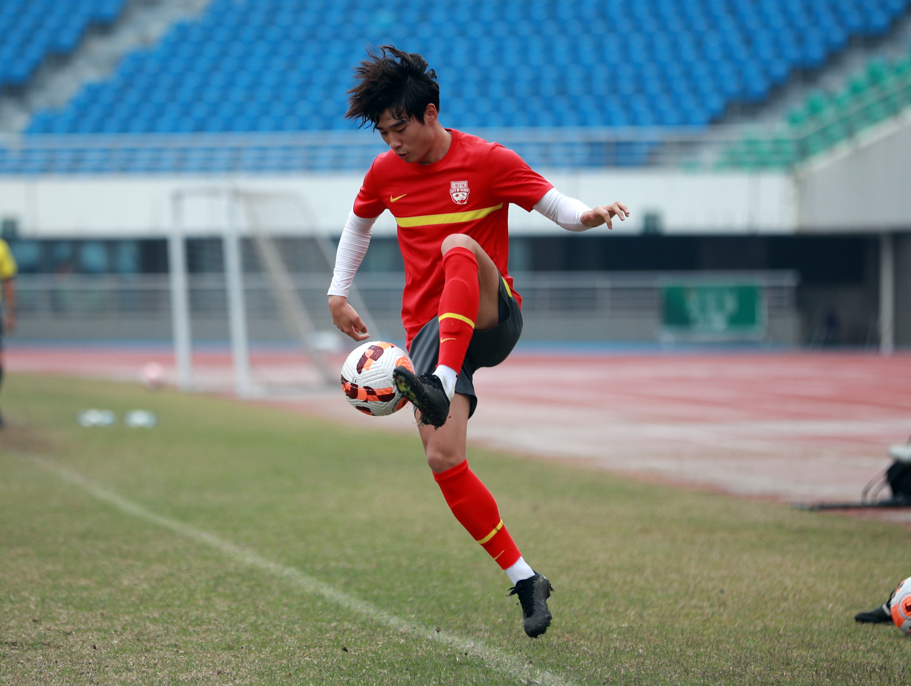 IM电竞游戏-狂热球迷加油助威，全力支持球队取胜