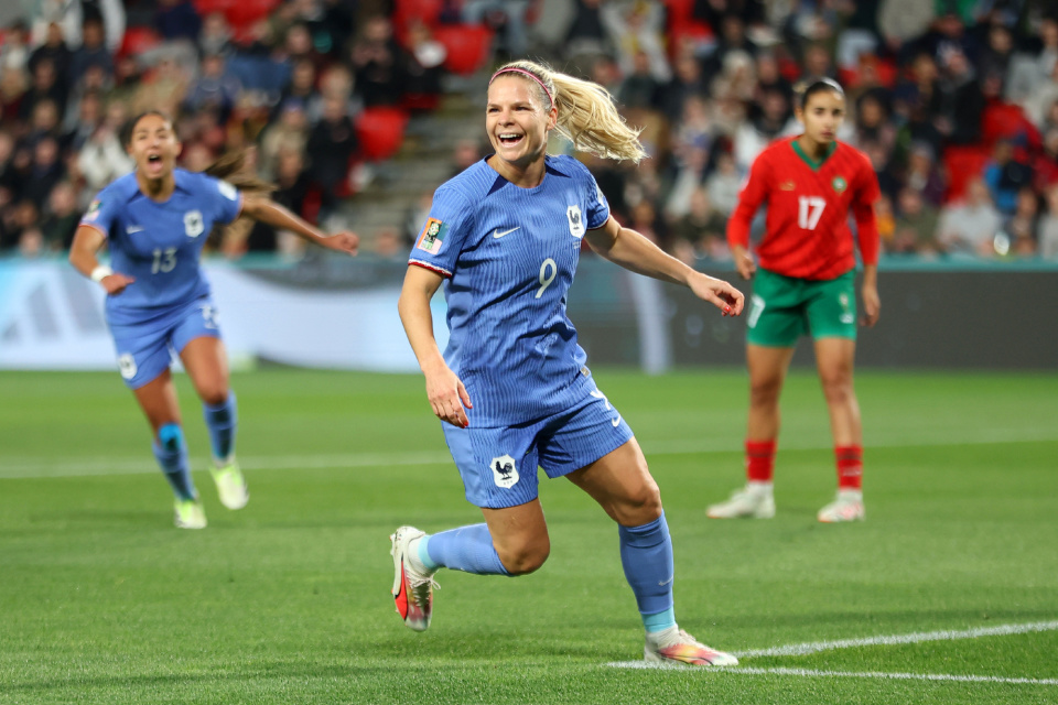 -法国女足队员射门精准破门