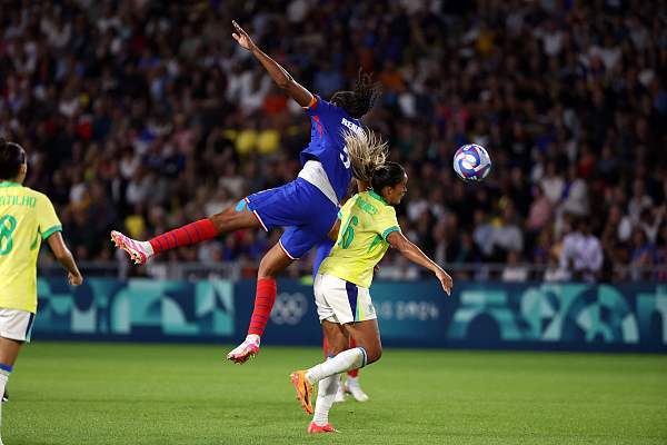 法国女足队员射门精准破门