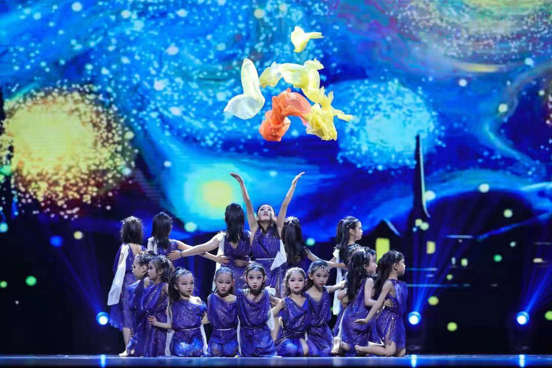 新晋球星崛起：年轻天才闪耀舞台，惊艳全场