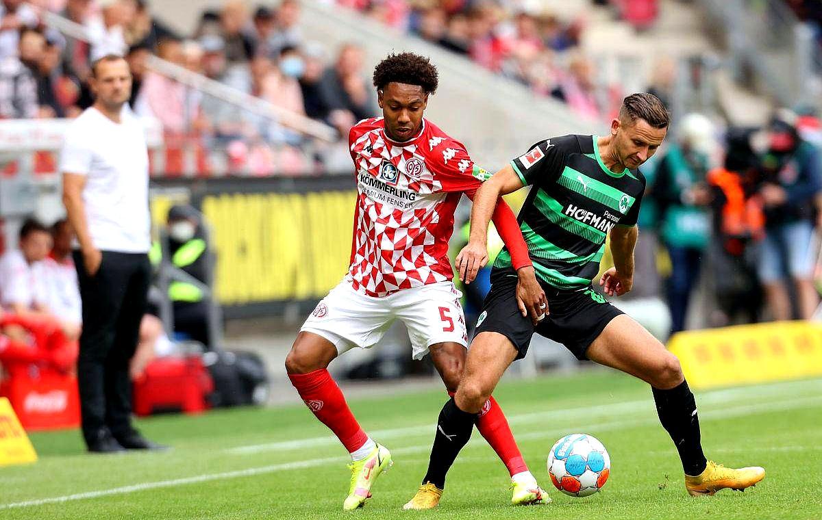 关于沙尔克04客场大胜弗赖堡，提振士气的信息