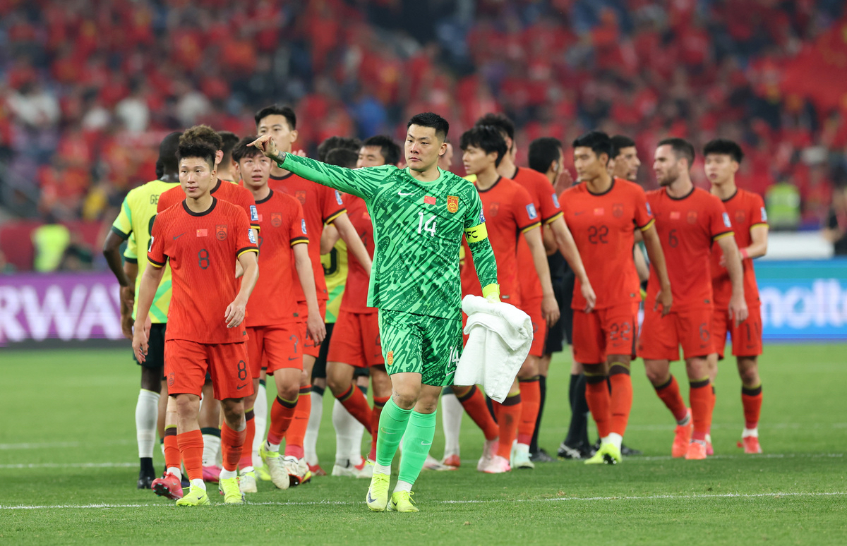 -中国国内足球赛场迎接挑战，球员拼尽全力