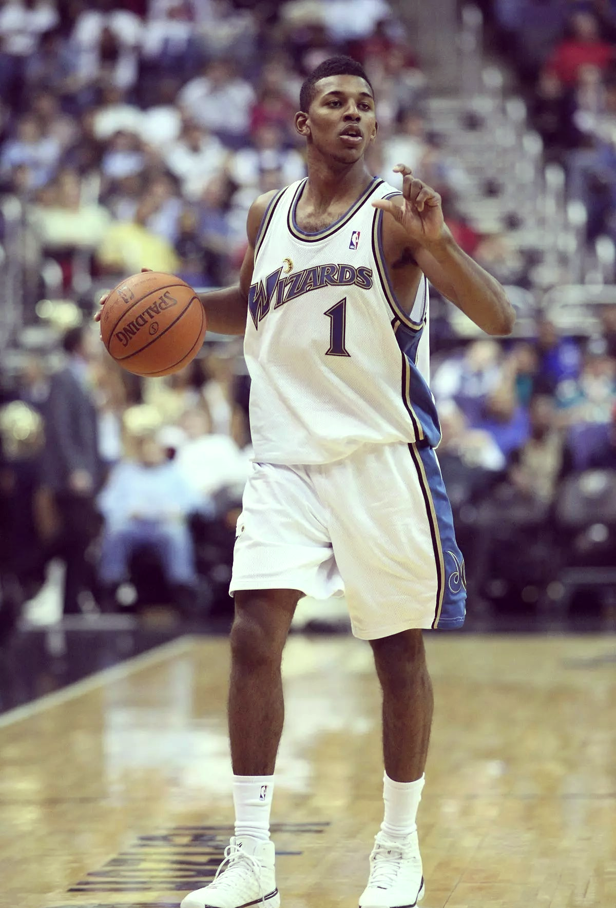 im电游-篮球明星尼克杨受伤缺席比赛，球队实力大减的简单介绍