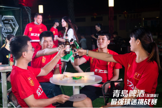 -足球比赛激情四射，观众欣赏得心花怒放的简单介绍