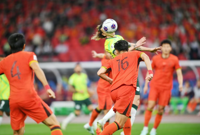 足球比赛激情四射，观众欣赏得心花怒放的简单介绍