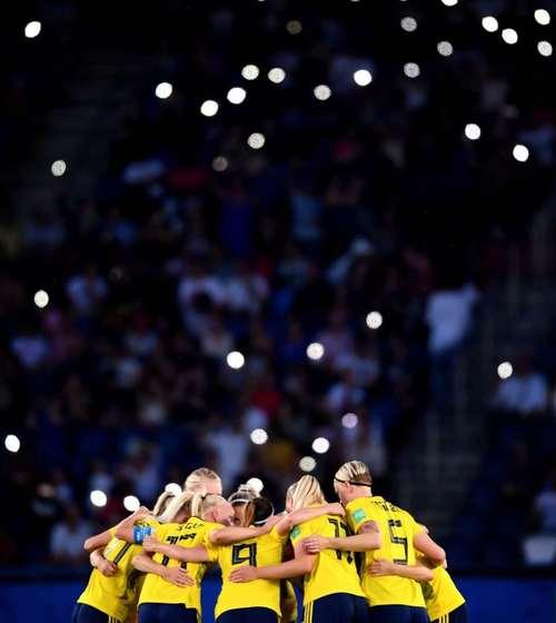 新西兰女足球员在国际比赛中勇夺奖杯