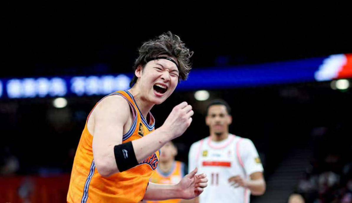 -勃鲁日茨客场表现稳定，助力球队继续向前