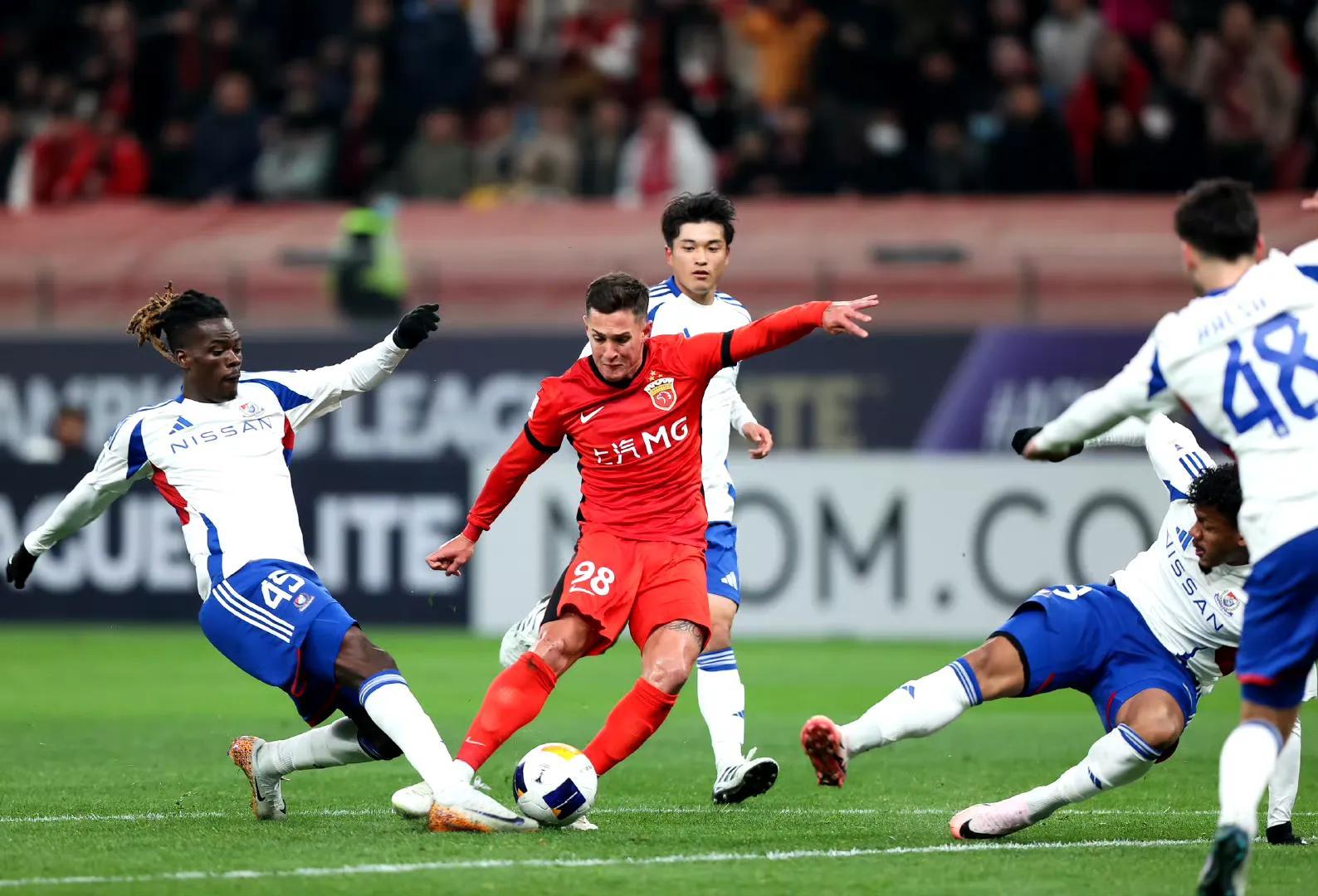 前锋攻入制胜一球，帮助球队获得胜利