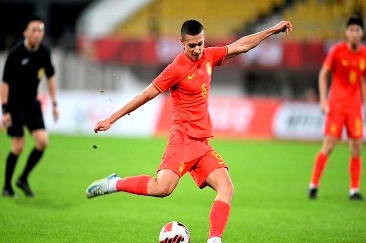 im电竞APP-中超球员表现抢眼，大放异彩备受瞩目的简单介绍