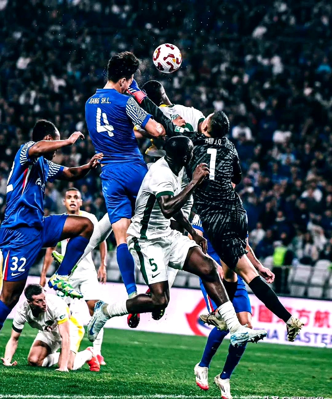 球场上精彩纷呈，球员们拼尽全力的简单介绍