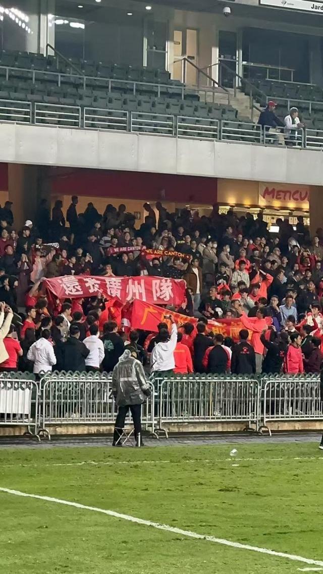 im电游平台-广州队主场告捷，球迷热情庆祝胜利的简单介绍