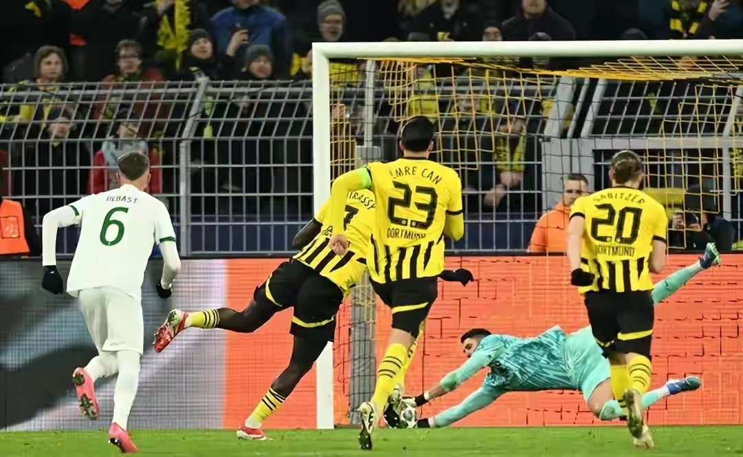 im电游游戏-不莱梅主场告捷，球员斩获帽子戏法