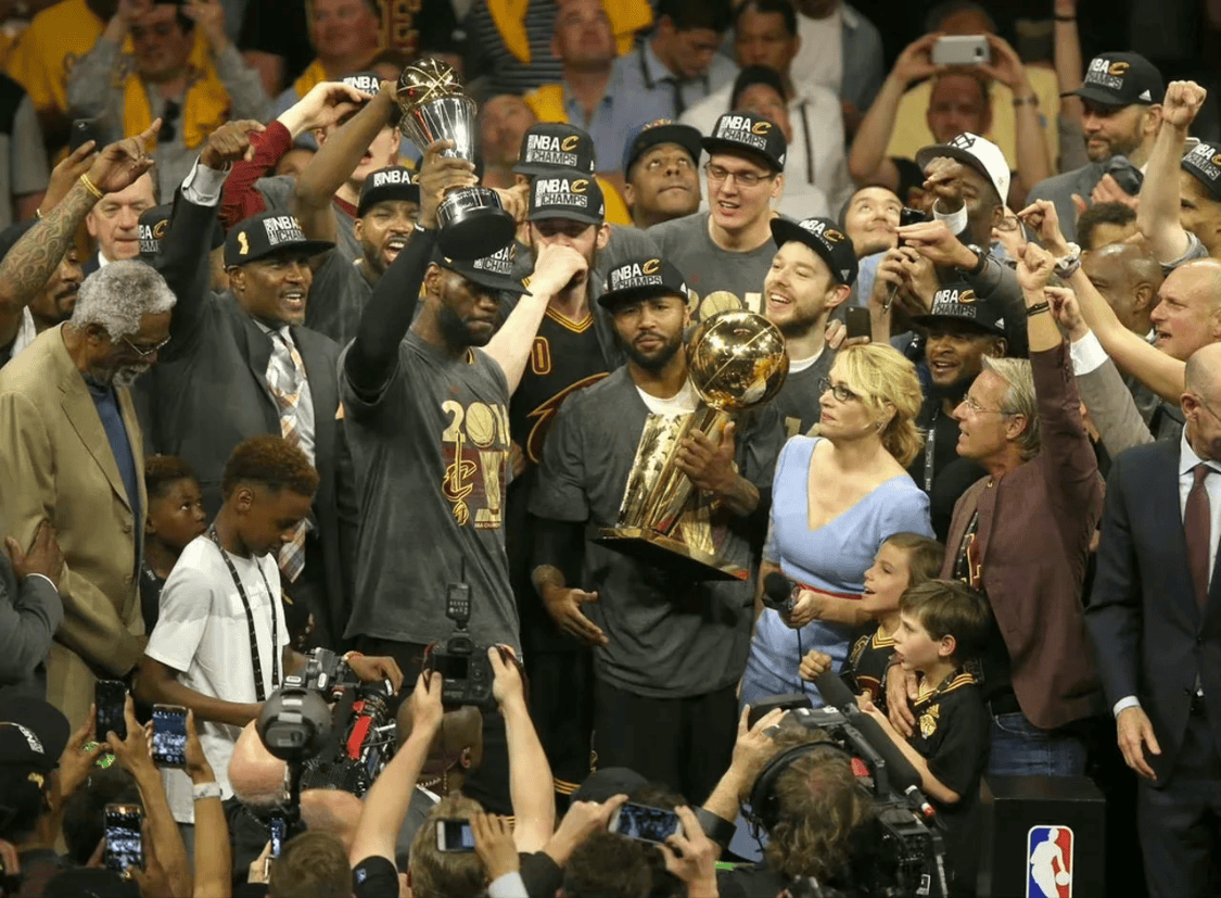 湖人再胜勇士夺得五连胜