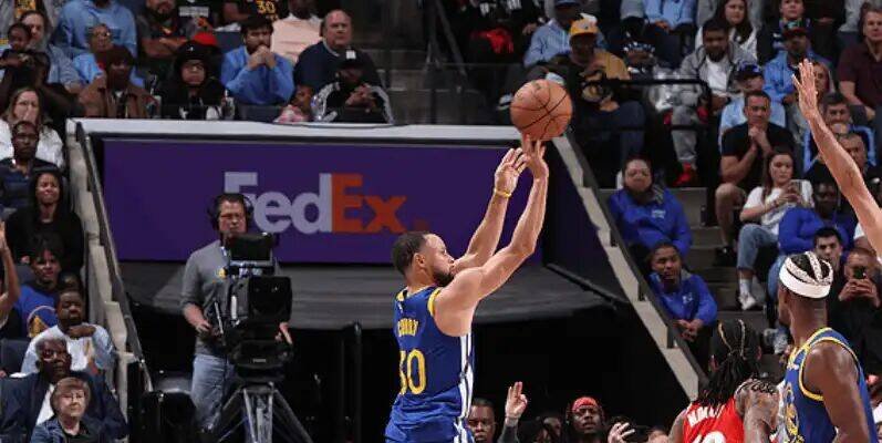 im电游平台-NBA季后赛首轮战罢，湖人3-0横扫勇士晋级