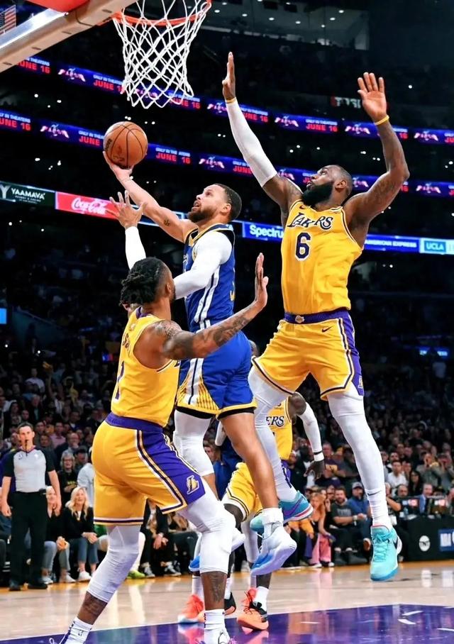 -勇士队大胜湖人，勇夺常规赛第一