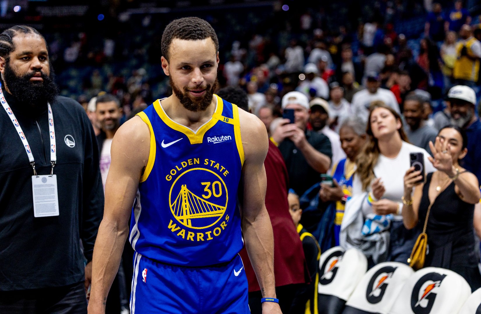 勇士客场胜灰熊队，库里砍下28分