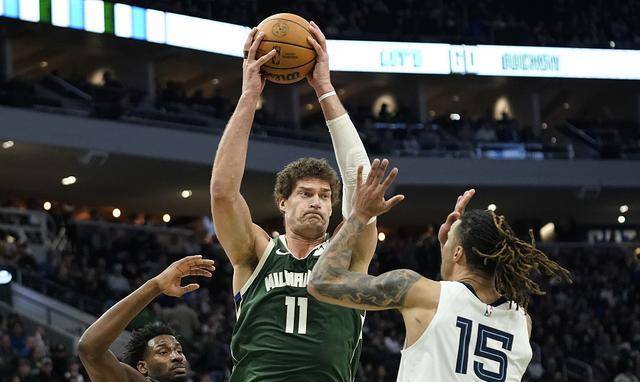 关于雄鹿队遭遇惨败，季后赛前景堪忧的信息